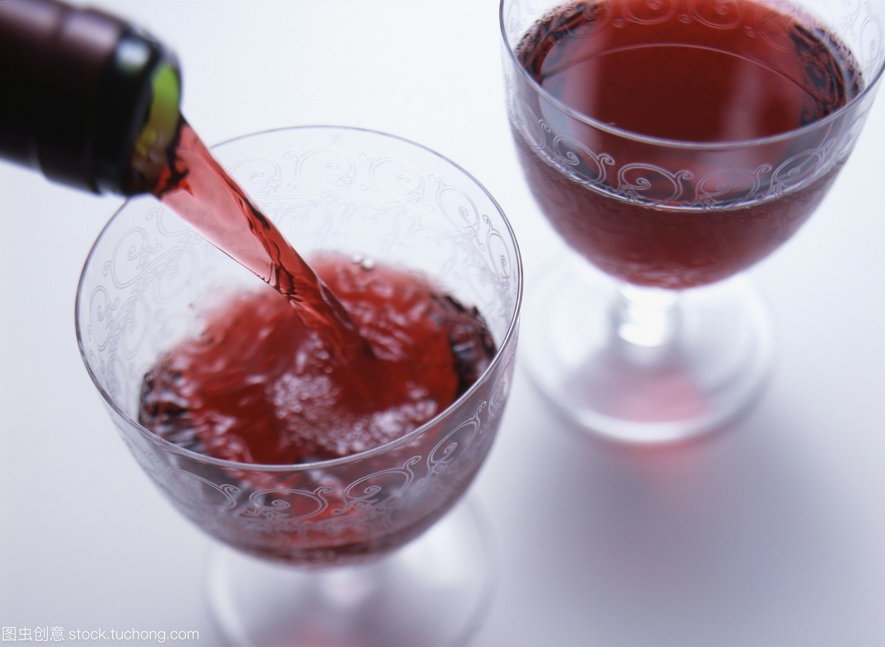 含酒精飲料,俯拍,傳布,酒類,高角度,橫構(gòu)圖,無人,攝影,酒精,酒,物體,飲料,眼鏡,view from above,彩色圖片,photography,horizontal image,棚拍,nobody,兩個(gè),alcohol,酒杯,glasses,pouring,紅葡萄酒,drink,白色背景,wine,紅酒杯,object,美食蔬果